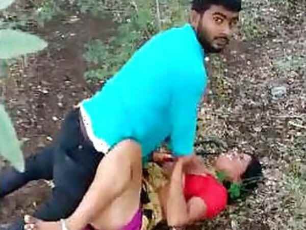 Village beautiful xxx hindi bhabhi fucking devar outdoor caught