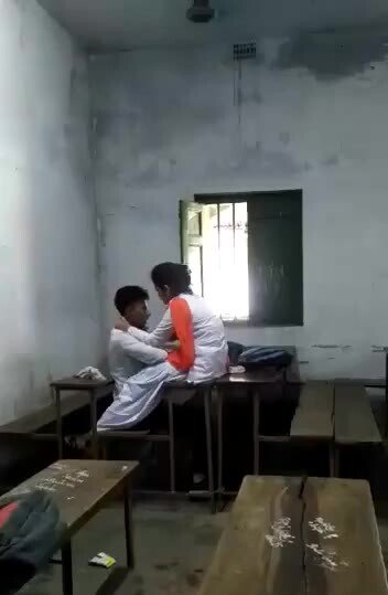 Desi college lover couple dehatisex enjoy in classroom